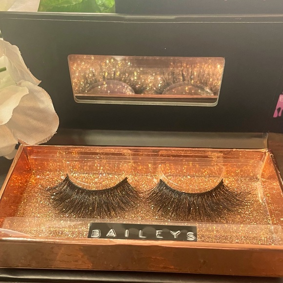 Bailey Lashes - Picture 1 of 3